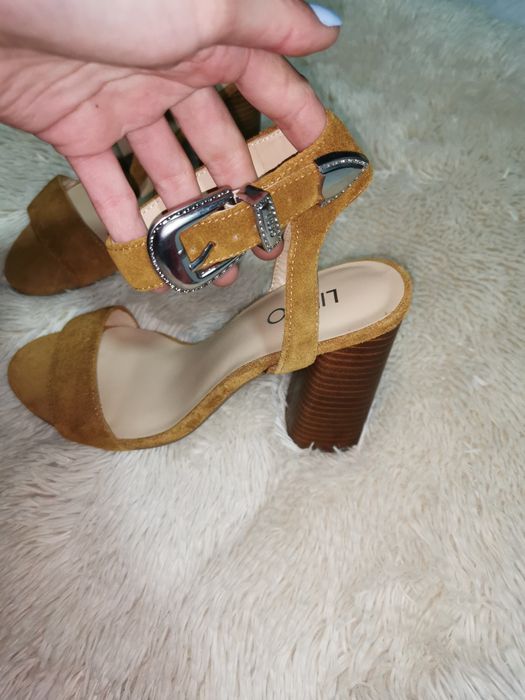 Vând sandale purtate o singură dată