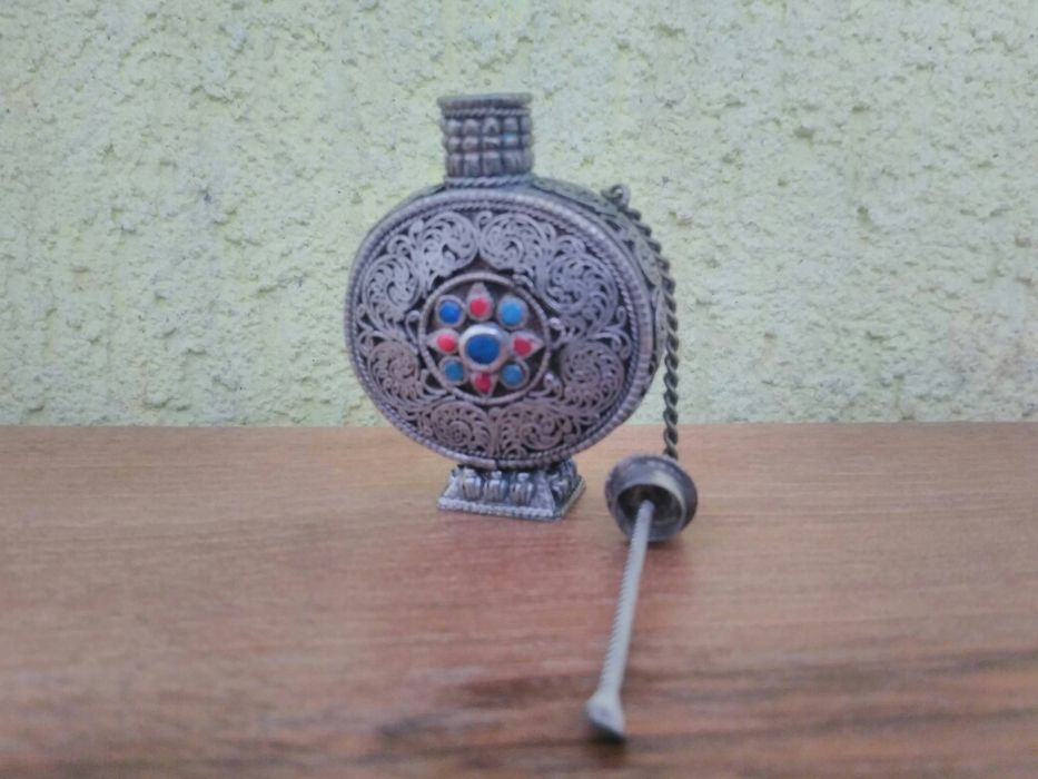 Продавам малко филигранено шишенце за розово масло сачан