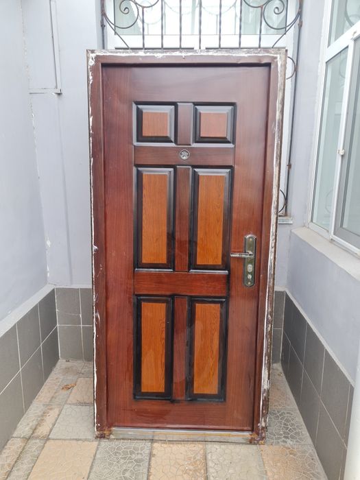 Продаётся дверь металическая