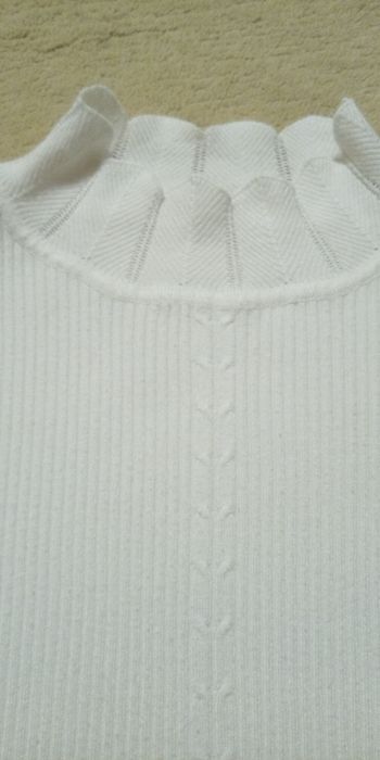 Свитер водолазка для девочки подростка от 10 до 15 лет
Б/у один сезон,