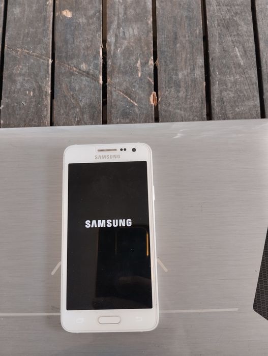 Продавам samsung A3