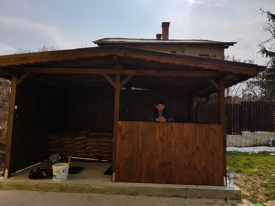 Ремонт на покриви Дървени навеси Бараки Козирки