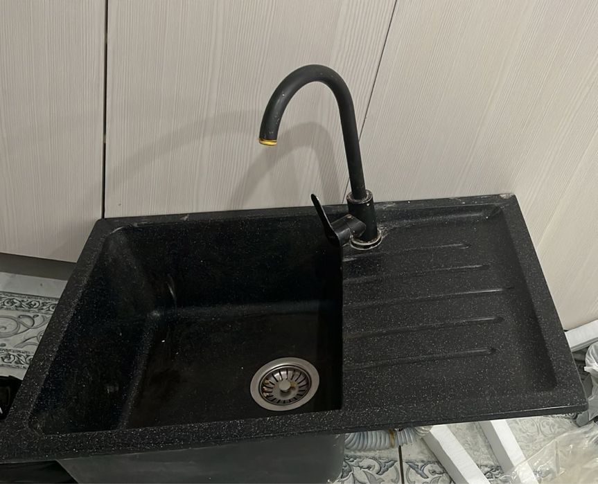 Кухонная мойка с краном 9500т