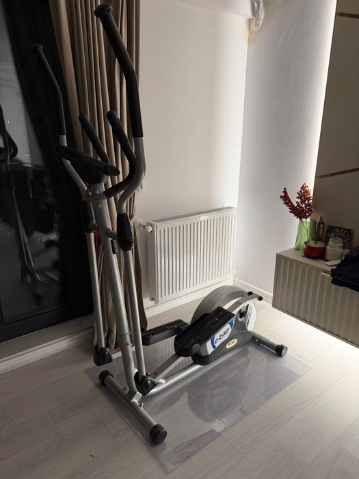 Vând o bicicletă eliptică în stare bună