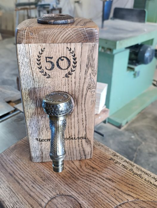 Дъска за мезета с диспенсър за алкохол