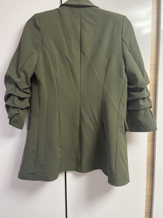 Маслено зелено сако с набран ръкав