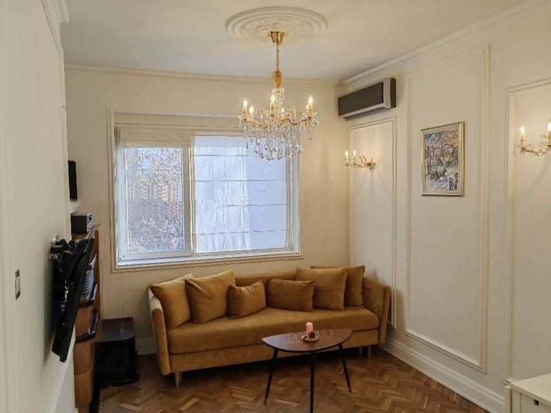 Дава се под наем Тристаен апартамент в София, Център - 75 кв.м за 1300 € - Снимка #1