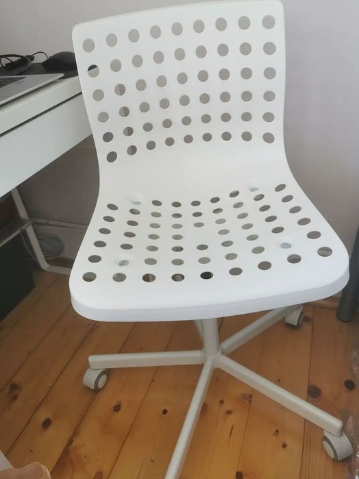 Scaun de birou rotativ alb, reglabil pe înălțime, de la Ikea