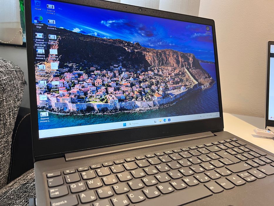 Лаптоп Lenovo V15-ADA