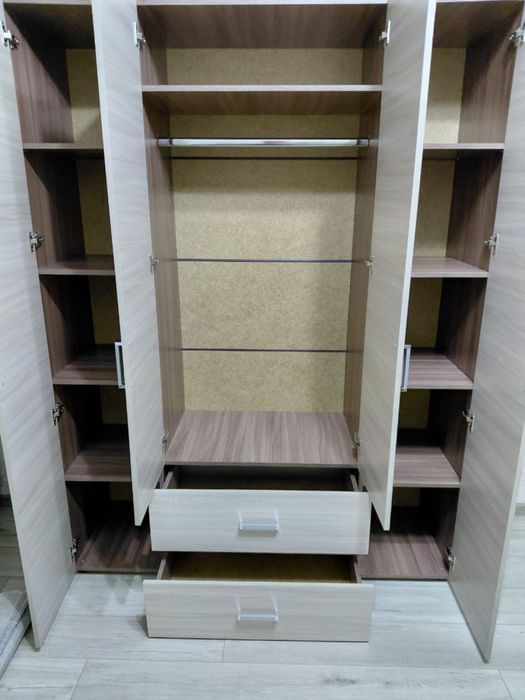 Продам шкаф  4 дверный