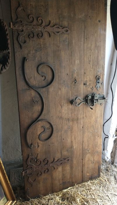 Grapă, ușă lemn,sabie, paloș.