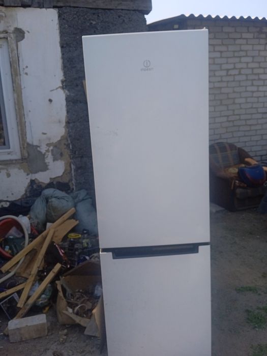 Продам холодильник Индезит полочки есть  не морозит