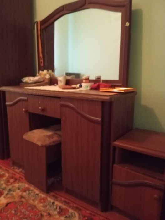 Продается шифонер,трюмо и 2 тумбы