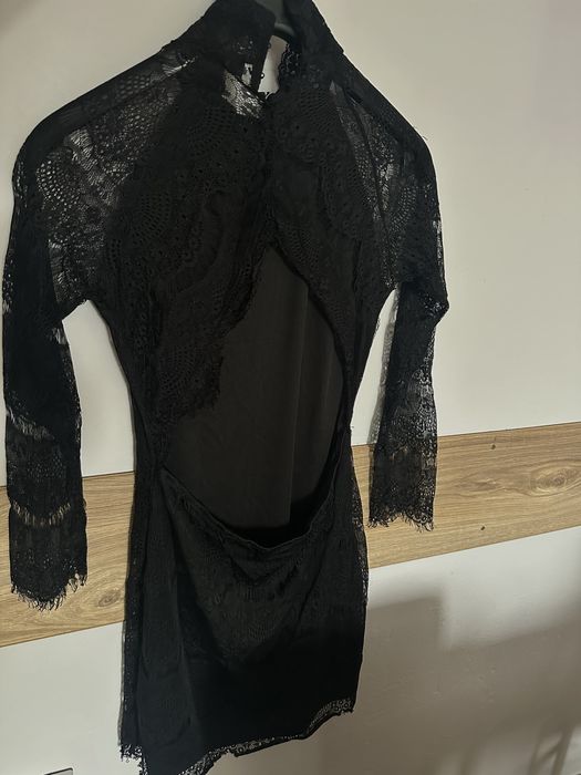 Елегантна дантелена черна рокля