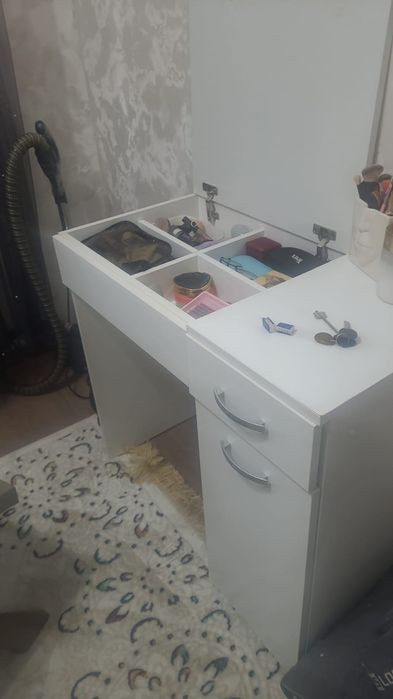 Стол для косметики.