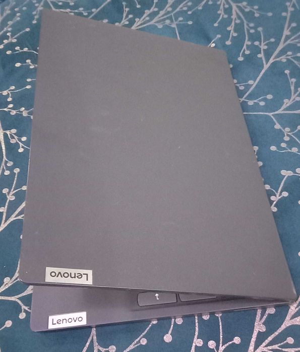 Noutbook sotiladi srochni