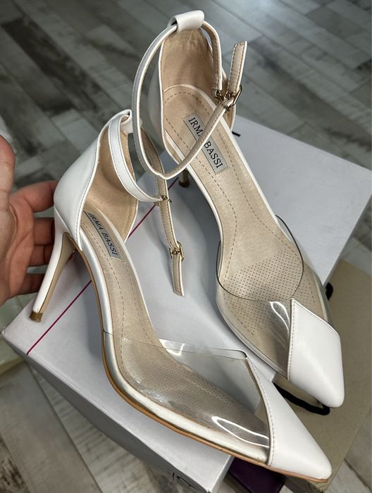 Туфли белые стильные