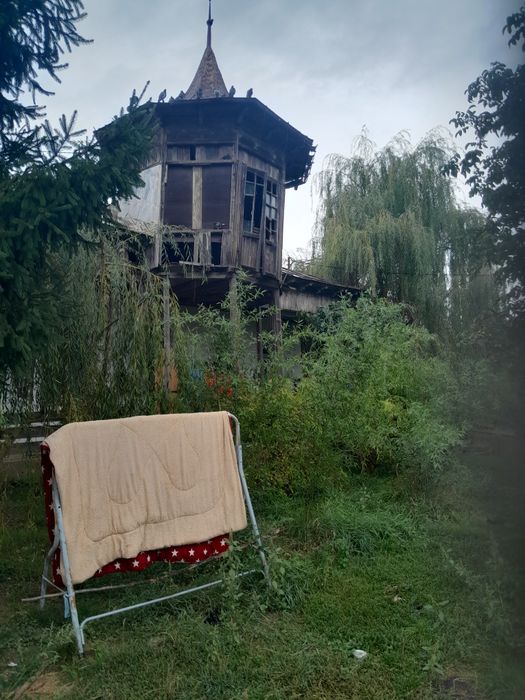 Vând teren + casa bonus