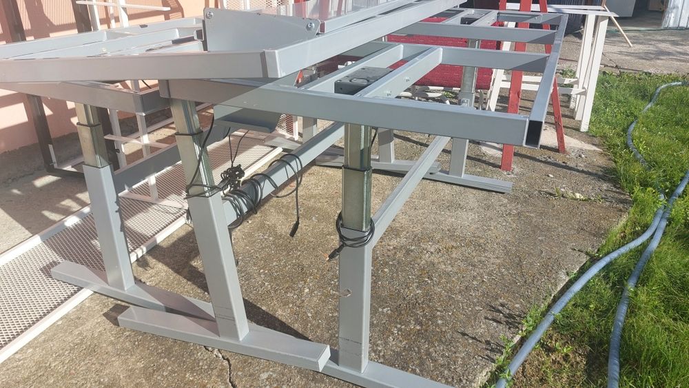 Vând mese reglabile electric pe înălțime .