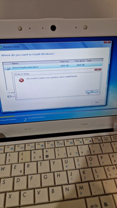 Mini Laptop Asus funcțional la priza a