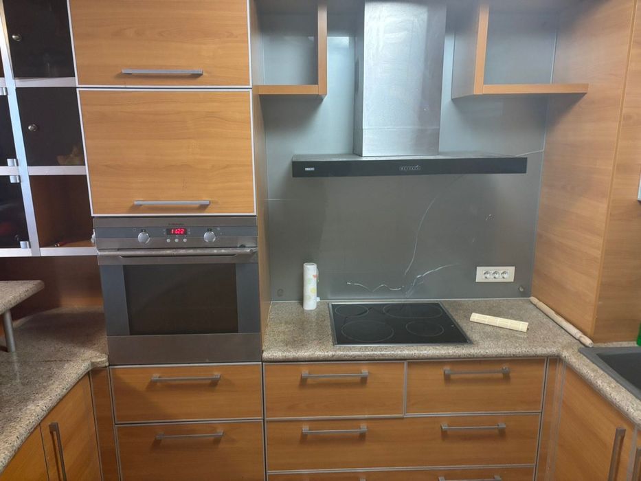 Нова цена 4500 лв. !!! Кухня с включени ел. уреди + тв секция