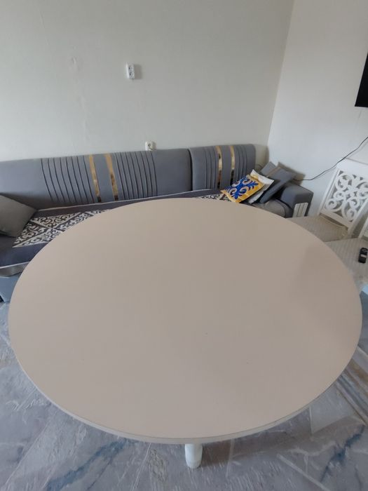 Продам стол для гостиной