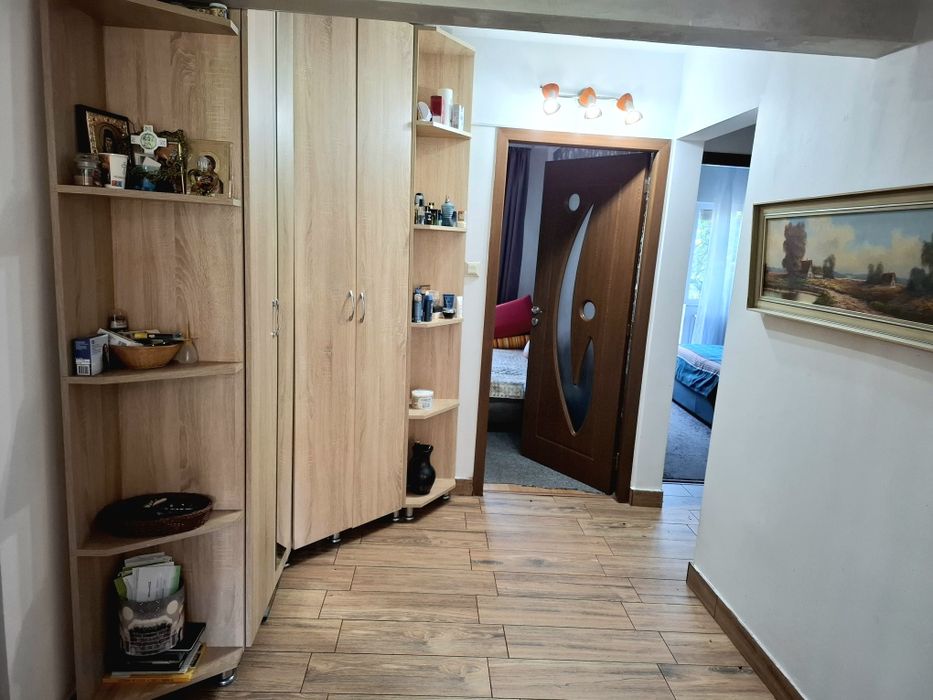 Proprietar ofer spre  vânzare apartament cu 3 camere decomandate,zona Lipovei