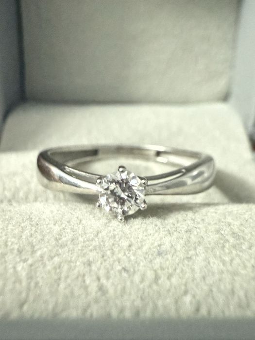 Бриллиантовое кольцо с крупным камнем