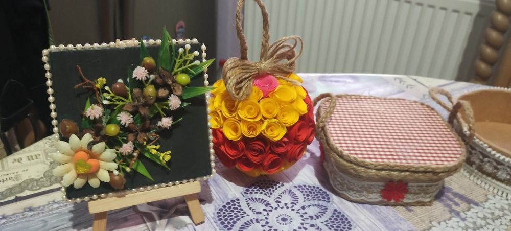 Свещници,картини и кошнички.