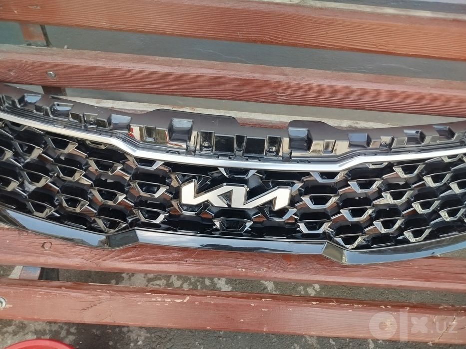 Kia avtomabilning radiator panjarasi