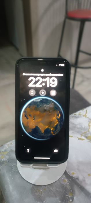 iPhone 11  красный