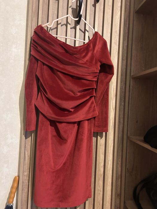 Продам платья и костюм