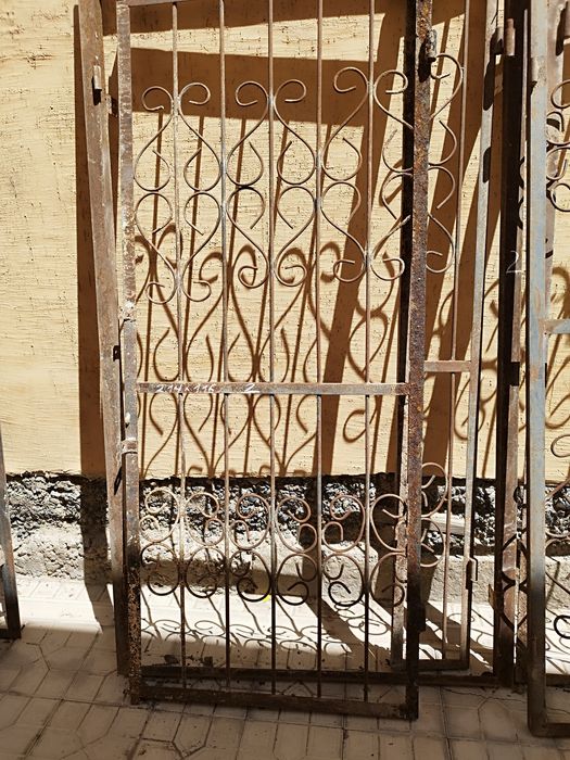 Железные дверные решетки б/у