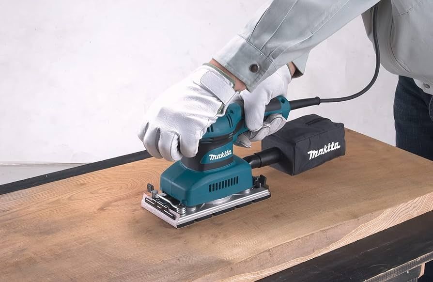 Makita BO3710 - тихая и эргономичная вибрационная машина.