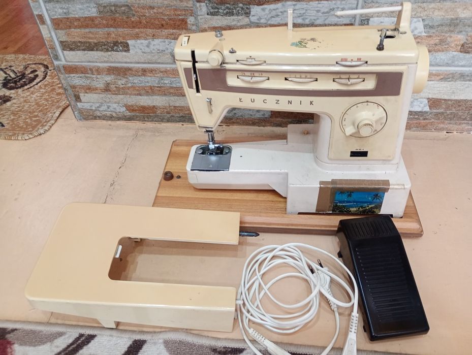 Продавам 2 бр.полски шевни машини ,,Лучник,,