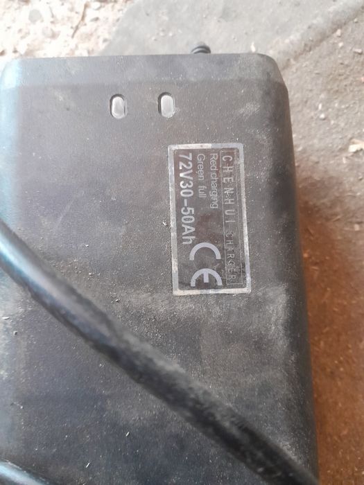 Vind încărcător triciclu electric