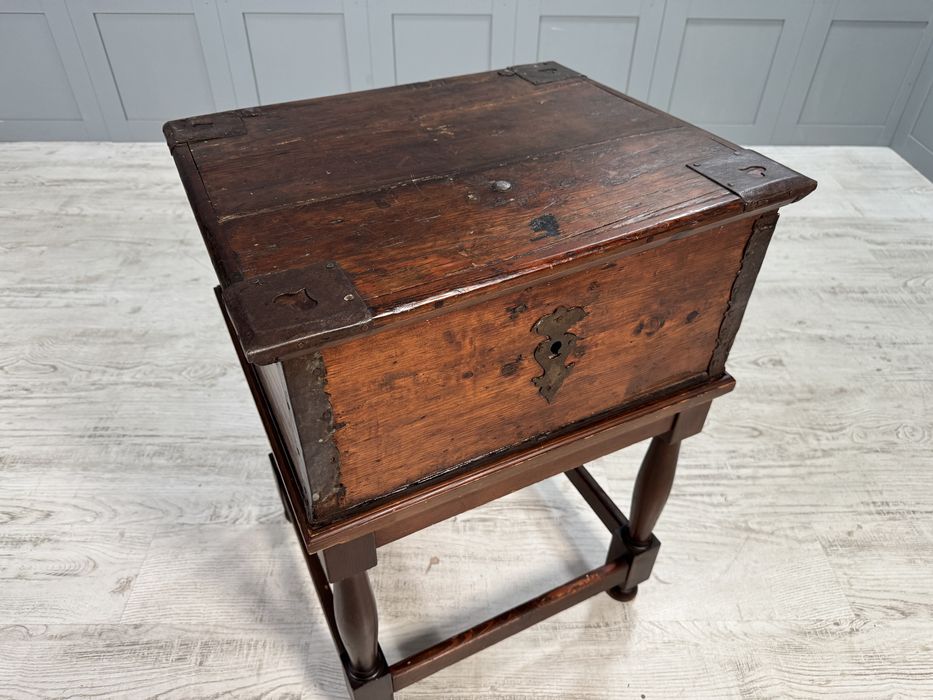 Антикварен шкаф сандък Р241