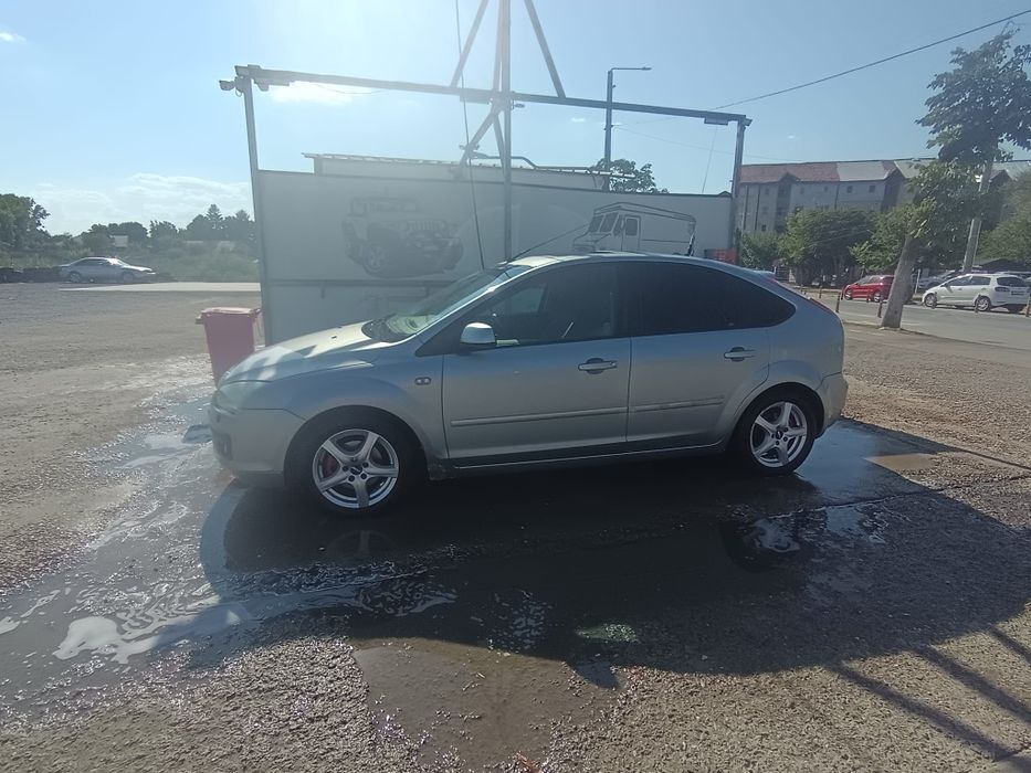 Vând ford focus.