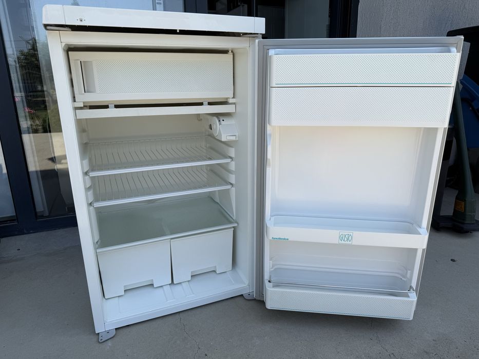 Малък хладилник с камера