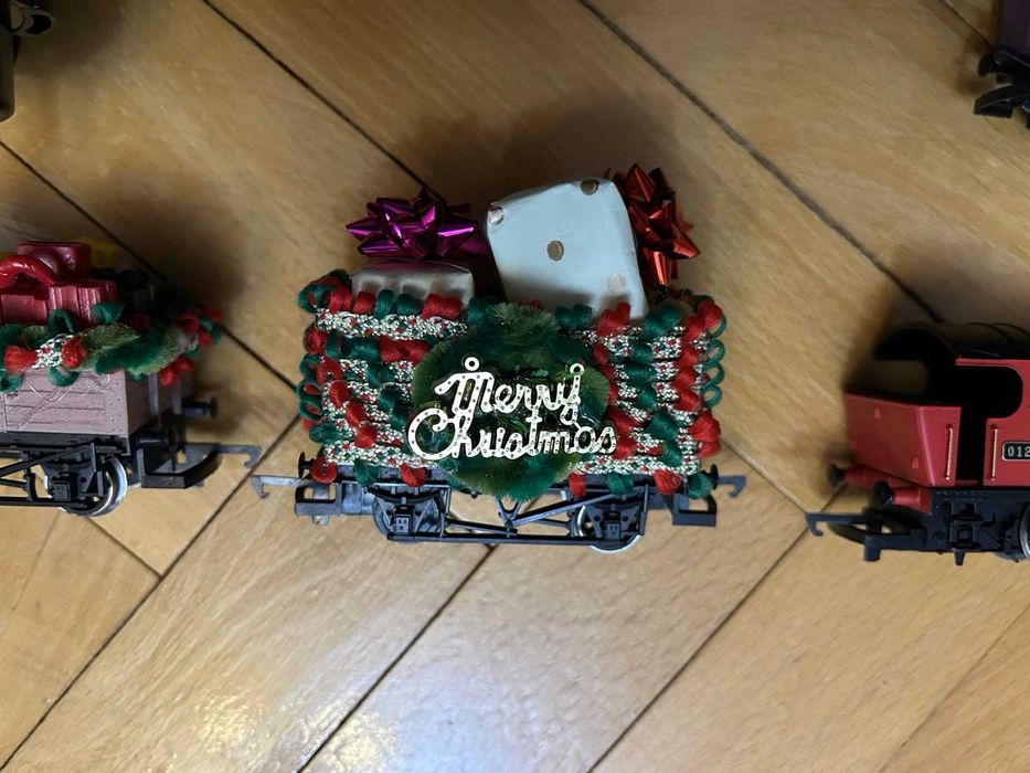 Коледен влак Hornby Santa’s Express R1248 + допълнителни вагони
