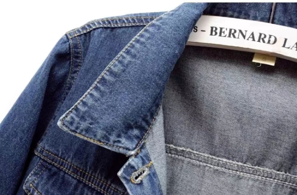 Джинсовая рубашка с коротким рукавом.