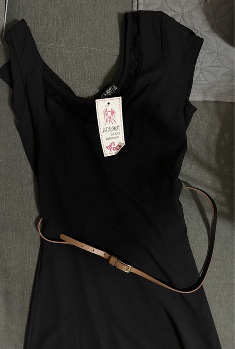 Rochița neagră, cu curelușă