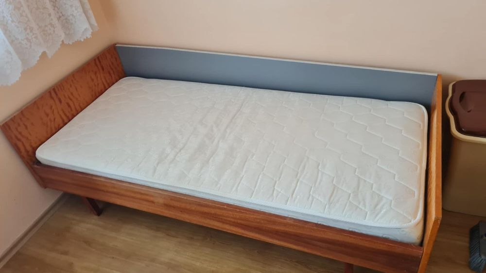 Продавам скрин, 2 бр.легла, 2 бр.матраци