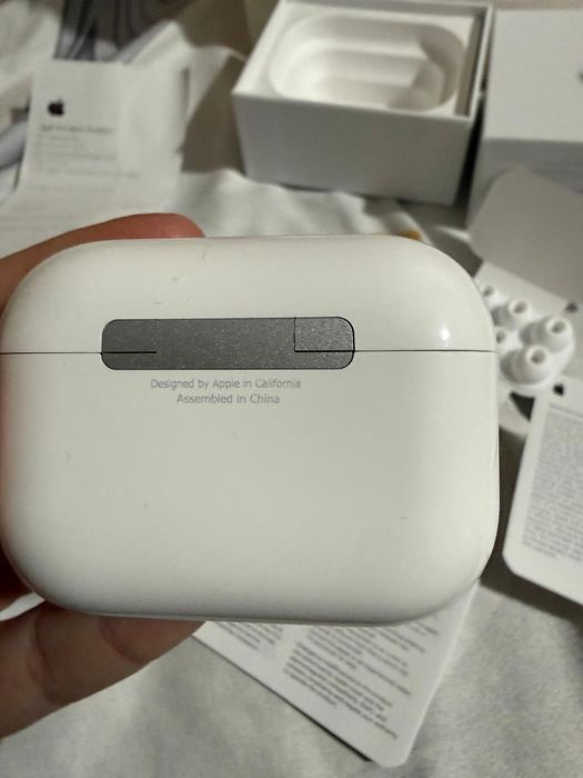 Vând AirPods 3 Pro – produs primit cadou, dar pe care nu îl folosesc, așa că prefer să îl vând.