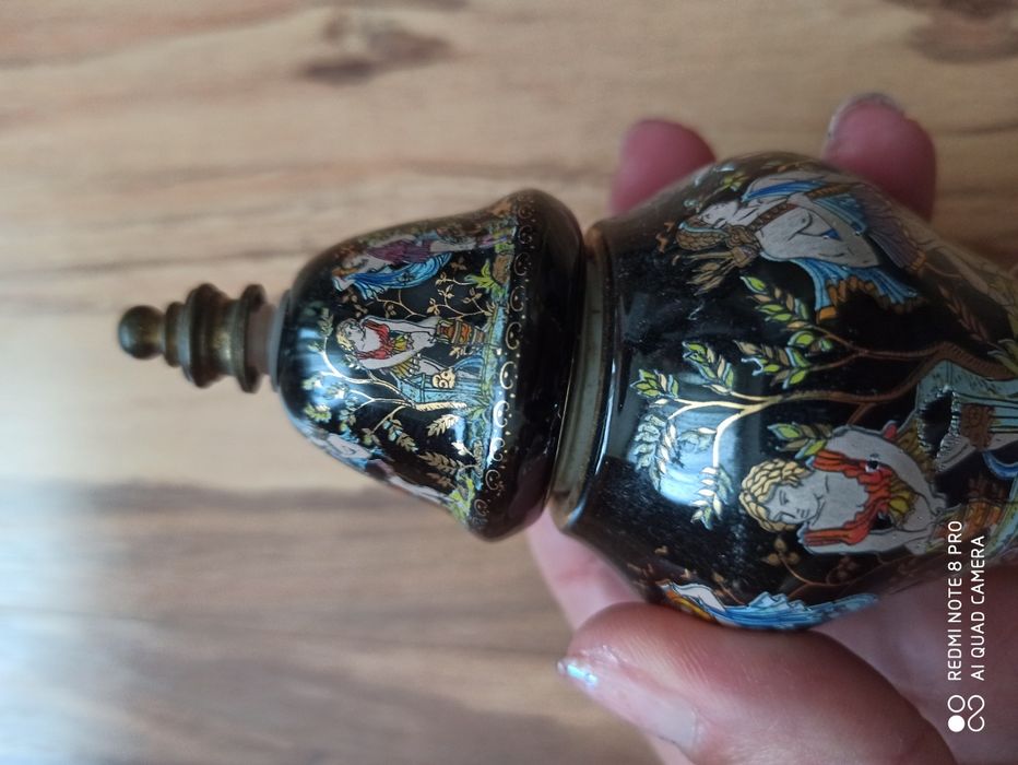 Порцеланово шишенце за парфюм