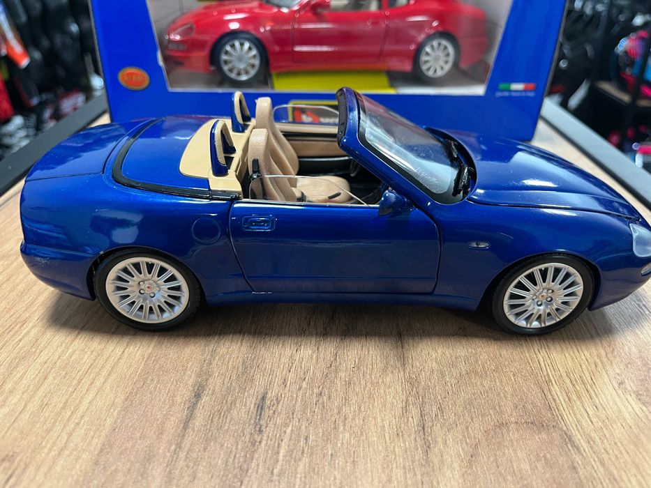 Чисто нова метална колекционерска количка MASERATI SPYDER 2000г.1:18