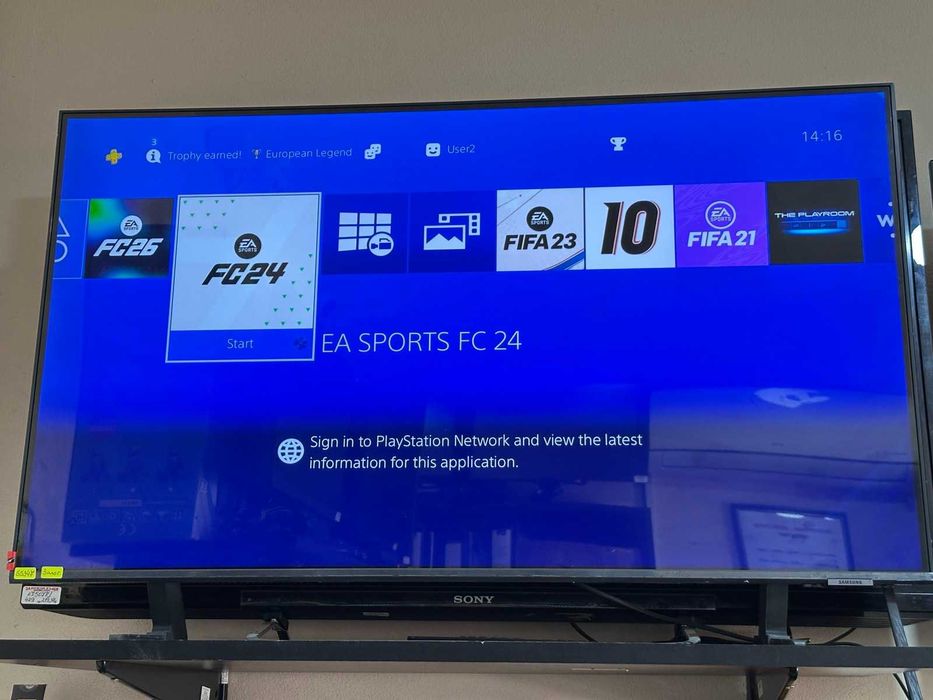 Продавам PlayStation 4 с 2 джойстика и FIFA 24