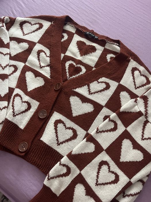 Кафяв пуловер с дизайн на сърца