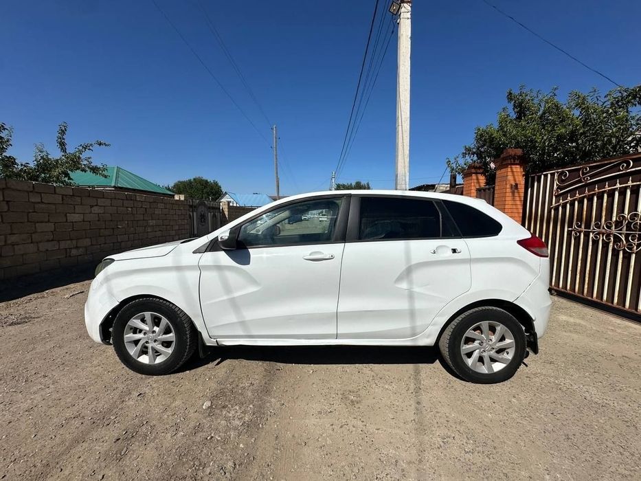 Lada X Ray (2017)