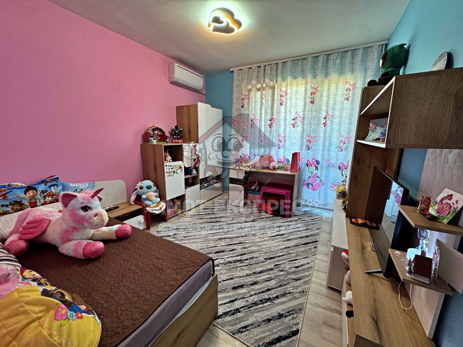 Апартамент 121кв.м, обзаведен, с гараж, таван и изба, до Центъра